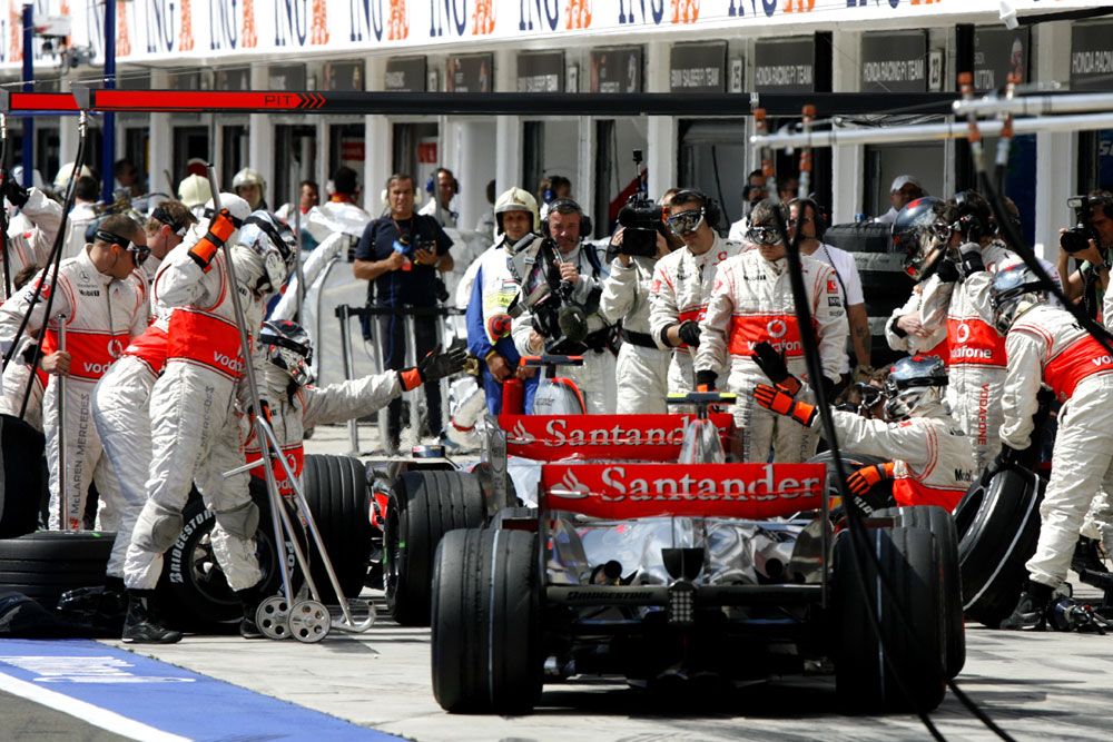 2007 - Óriási botrány a McLarennél: az időmérőn Alonso feltartotta Hamiltont, a spanyolt megbüntették, a csapaton belül mélypontra kerültek a viszonyok, zsarolás, kémbotrány lett a vége