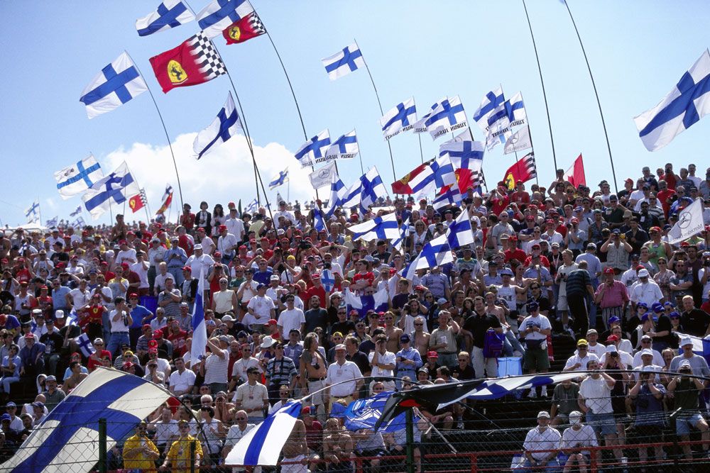 1999 - Mika Häkkinen győz, a mclarenes finn karrierje csúcsán jár. A finn szurkolók akkor szoknak ide igazán, és a mai napig ezrével érkeznek, a Magyar Nagydíj nekik amolyan Finn Nagydíj
