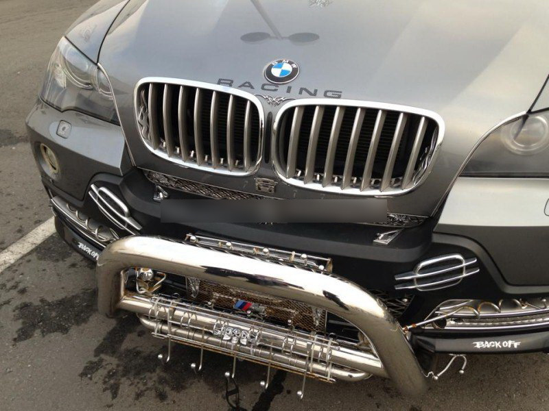 20 kép szörnnyé faragott gépekről, a rózsaszín traktor mindent visz 9