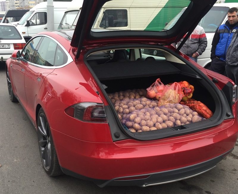 Szentségtörés ritka luxusautóval krumplit szállítani? 2