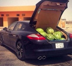 Szentségtörés ritka luxusautóval krumplit szállítani?