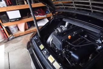 Szentségtörést hajtott végre ez a fiatal srác a Porschével vagy teljesen rendben van?