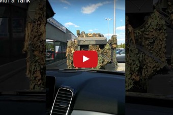 Ha éhes egy katona, nincs akadály: lánctalpassal hajtottak az autós önkiszolgálóba