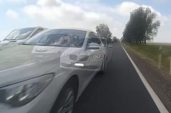 Számítani kéne autóval egy ilyen tempóval közeledő motorosra?