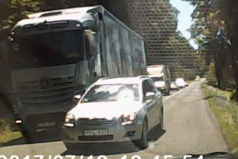 Újabb magyar példa a hihetetlenül kretén előzésre