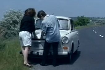 Íme a Szomszédok összes jelenete, amiben Trabant szerepelt