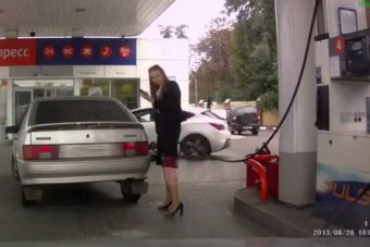 Kabaré a benzinkúton, a kosztümös telefonáló hölgy azt se tudta, hol van