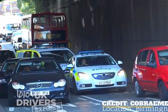 Pontosan ezt nem szabad, ha jön mögötted a szirénázó rendőr