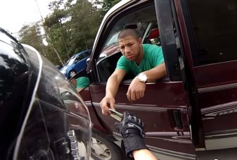 Váratlan magyar szavak egy kanadai videón: majdnem elgázolták a motorost, majd elküldték fékolajért