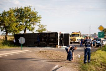 Videóra vették a Ceglédnél felborult buszt