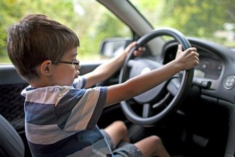 Meg akarták látogatni a nagypapát, ezért elcsenték anyjuk autóját