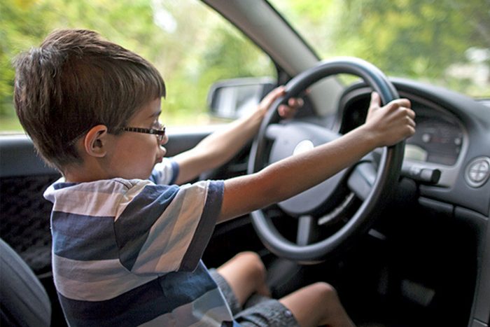 Meg akarták látogatni a nagypapát, ezért elcsenték anyjuk autóját