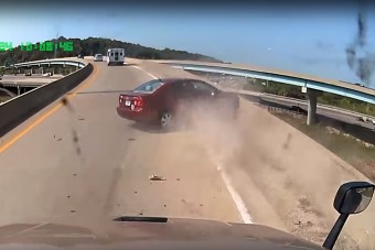 Hülye ötlet vezetés közben átöltözni, videón a bizonyíték