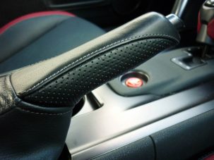 Nem húzta be a kéziféket, elgurult a kocsi. De hogy!