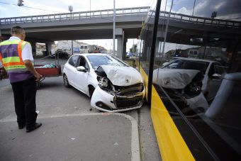 Fotókon a pesti villamos és autó karambolja