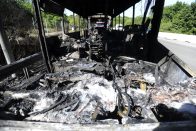 Fotókon az M1-M7-esen porrá égett busz 11