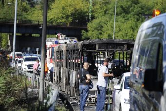 Fotókon az M1-M7-esen porrá égett busz