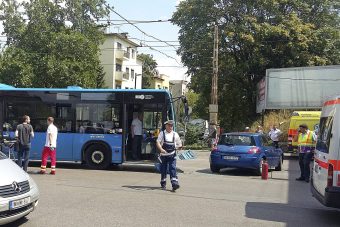 Fótok a fővárosban történt buszbalesetről