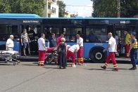 Fótok a fővárosban történt buszbalesetről 7