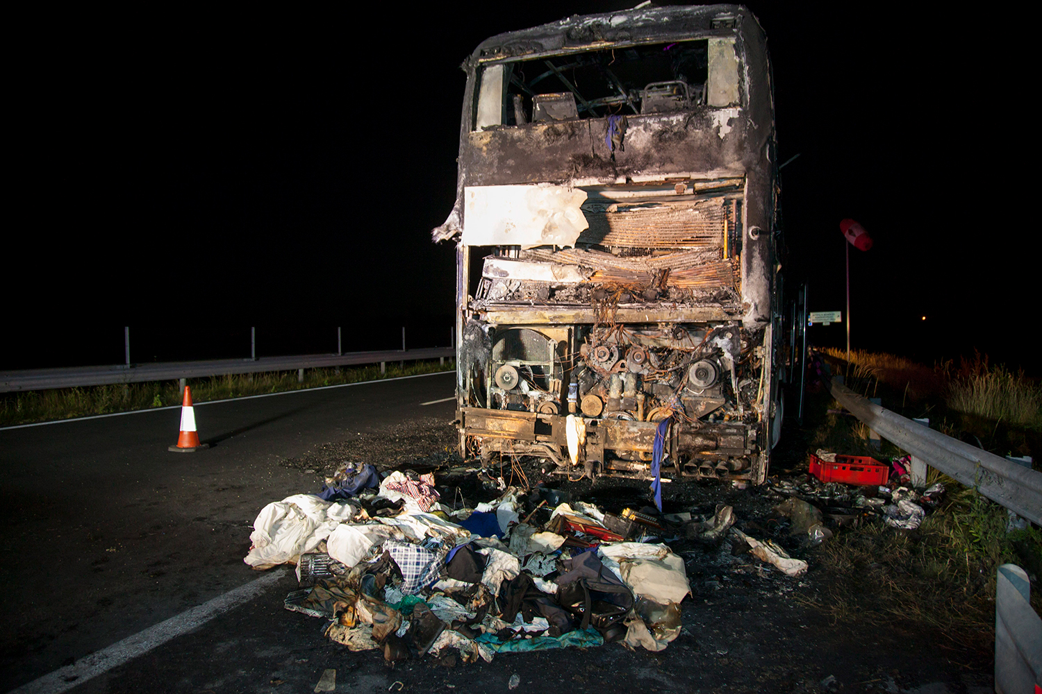 Fotókon az M7-esen kiégett turistabusz 4