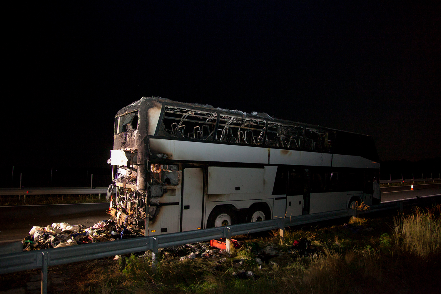 Fotókon az M7-esen kiégett turistabusz 3