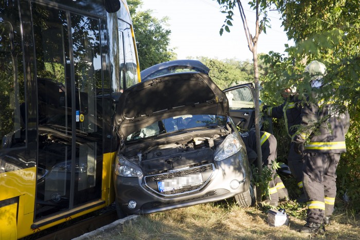 Friss képeken a súlyos budapesti villamosbaleset 1