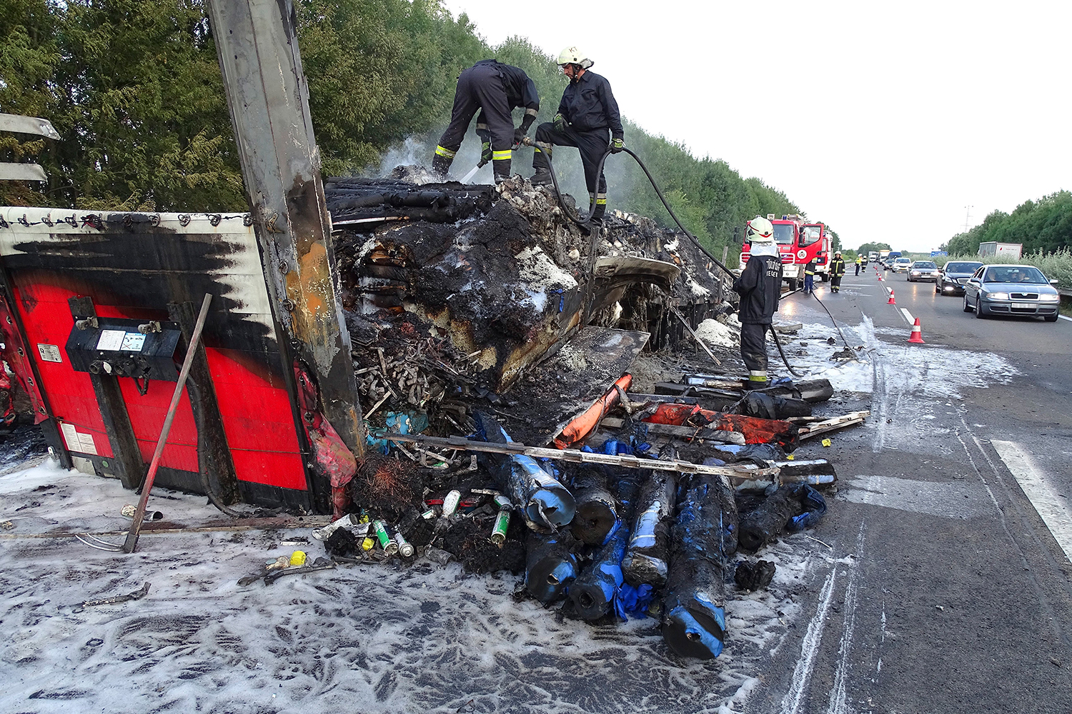 Fotókon az M5-ösön porrá égett kamion 5