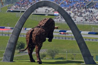 F1: Vettel az élen, Hamilton bajban