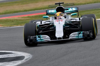 F1: Vettel Hamilton nyakán az esős edzésen