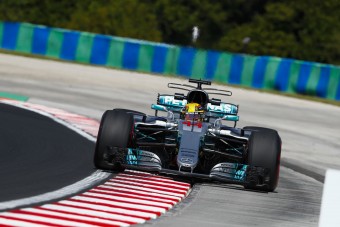 F1: Hamilton háromesélyes csatát vár