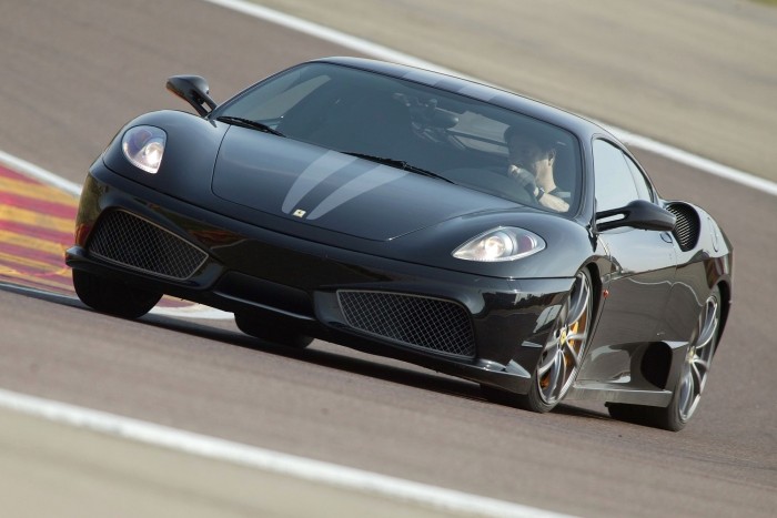 Egy óra alatt égett porrá a ritka Ferrari 5