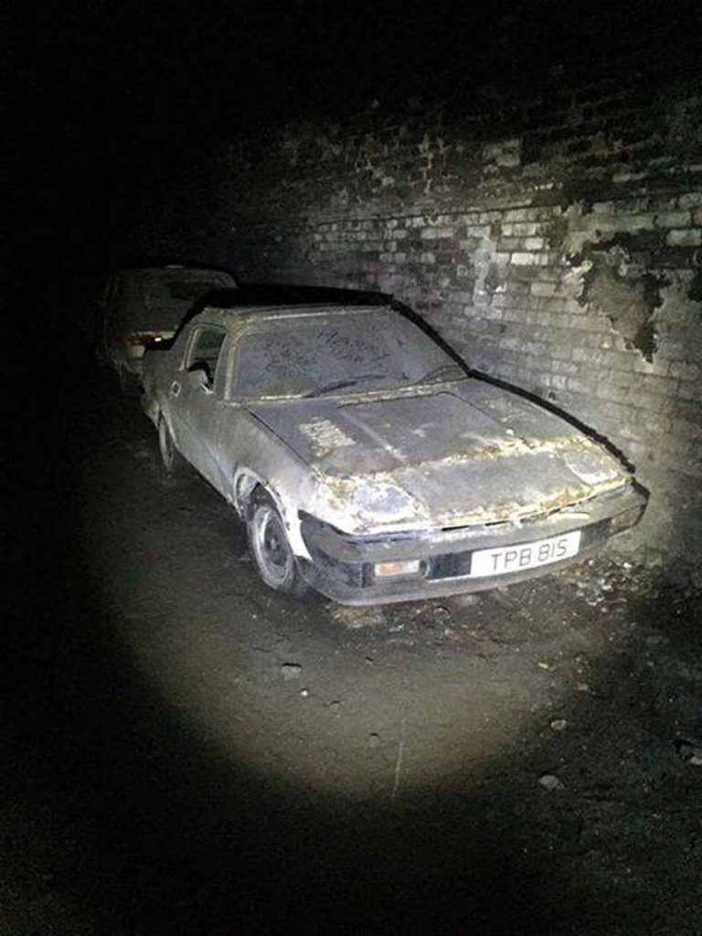 Érdekes öreg autók rohadnak egy beomlott angol alagútban 3