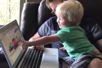 Iszonyat jó arc ez az 1 éves kisfiú, minden autót felismer