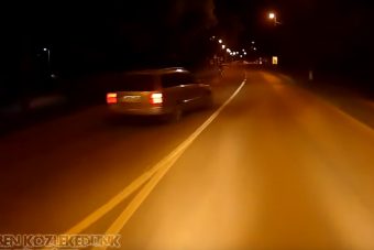 Parádés előzés egy győri körforgalomban