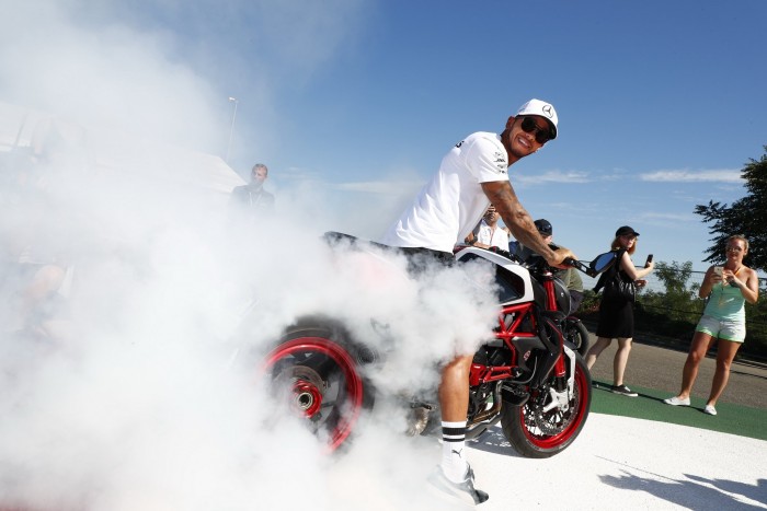 F1: Hamilton füstölögve érkezett a Hungaroringre – videó