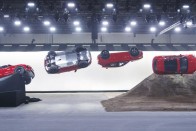 Videón a világ legnagyobb ugrálóvára, amiben egy autó repked 2