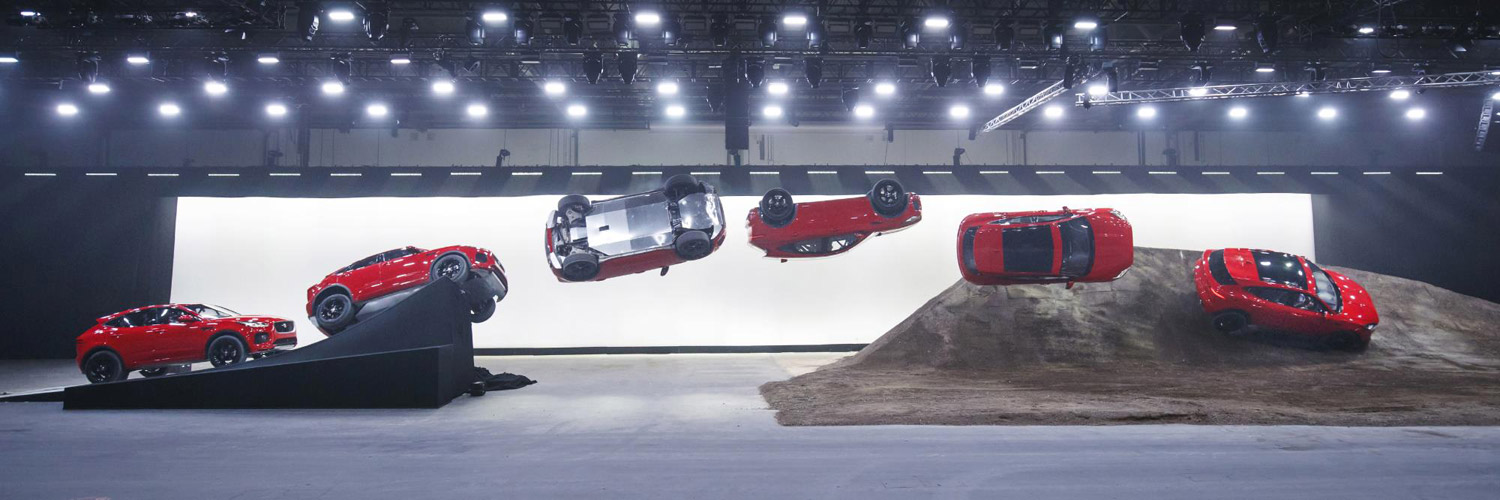Videón a világ legnagyobb ugrálóvára, amiben egy autó repked 1