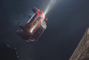 Videón a világ legnagyobb ugrálóvára, amiben egy autó repked 