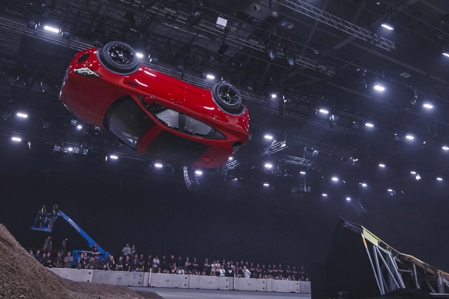 Videón a világ legnagyobb ugrálóvára, amiben egy autó repked 5