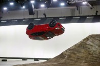Videón a világ legnagyobb ugrálóvára, amiben egy autó repked 10