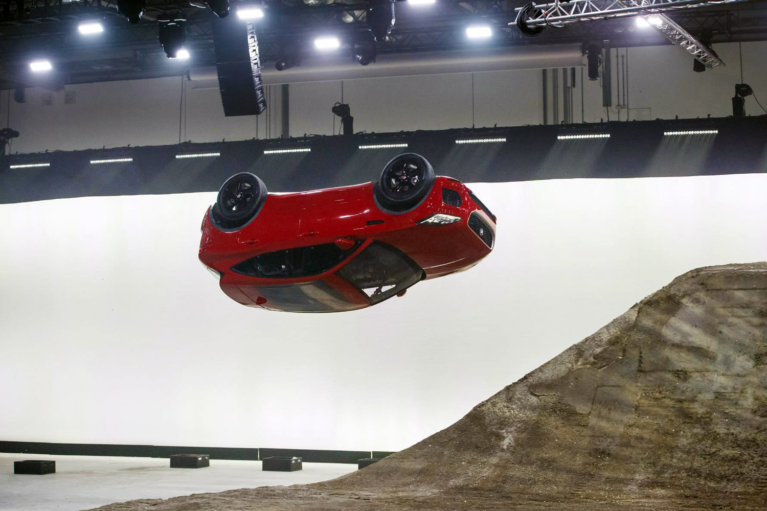 Videón a világ legnagyobb ugrálóvára, amiben egy autó repked 6