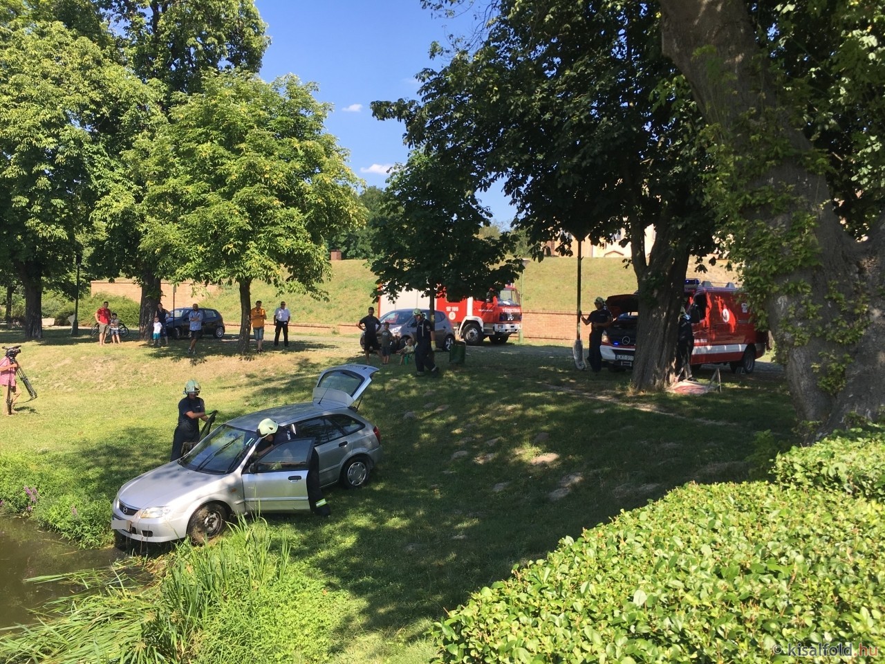 Tóból húztak ki egy autót Óváron – fotók 1 | Vezess Tóból húztak ki egy autót Óváron – fotók 1