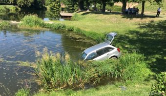 Tóból húztak ki egy autót Óváron – fotók
