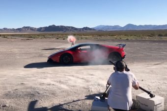 20 milliméteres lövedéket küldtek át egy Lamborghinin