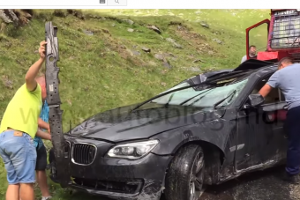 Nem húzta be a kéziféket, rommá tört a hetes BMW