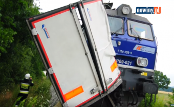 A kamion csücskét zúzta le a vonat, de azt nagyon