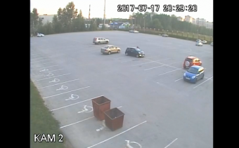 Baleset a kihalt parkolóban, ezt hogy hozta össze?