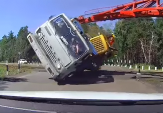 Kamaz lehetetlen balesete egy vasúti átjáróban, a fejed fogod fogni a látványtól