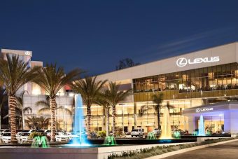 Ebédelj, golfozz, házasodj autókereskedésben!