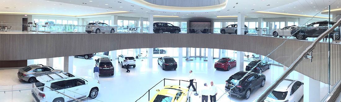 Ebédelj, golfozz, házasodj autókereskedésben!